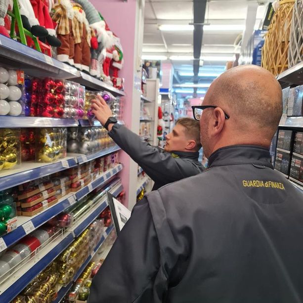 La Finanza astigiana ha sequestrato oltre 318.000 decorazioni e addobbi natalizi non a norma