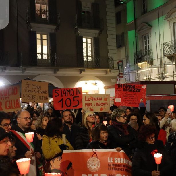 &quot;Non proteggete le donne! Educate gli uomini&quot;. Asti unita nel ricordo di Giulia Cecchettin [FOTO E VIDEO]