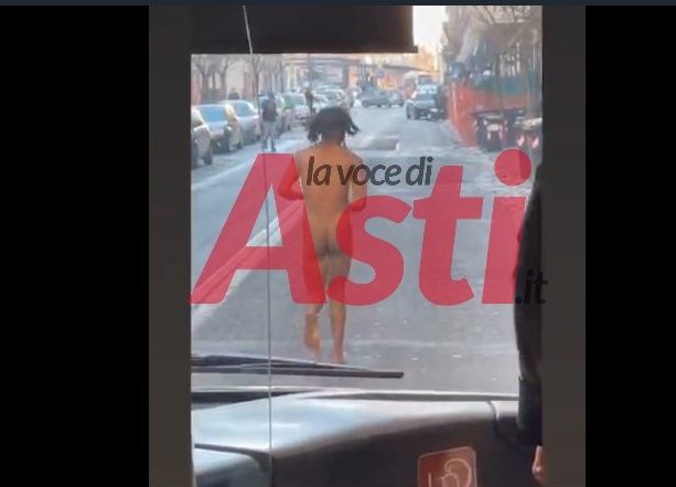 Corre, completamente nudo, in corso Matteotti [VIDEO]