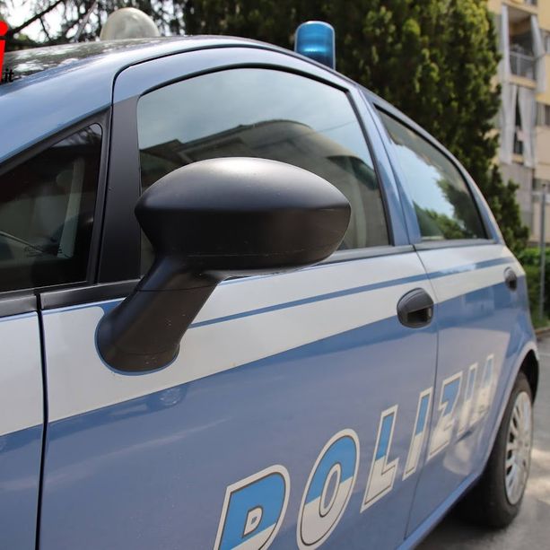 Donna stalker perseguita il suo ex e lo investe con la macchina. Lui e la nuova fidanzata aggrediti e insultati