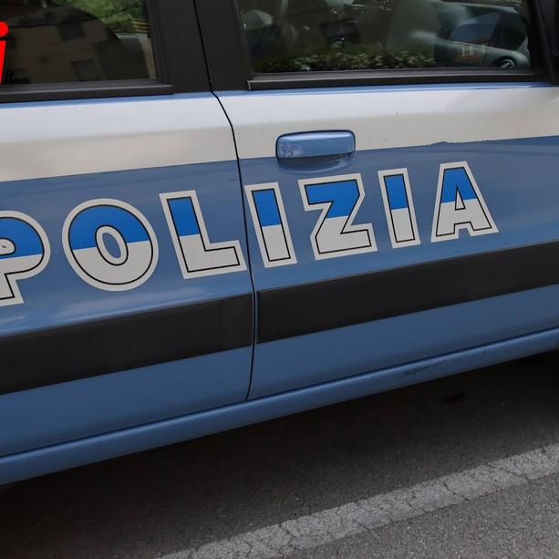 Rubano all’interno di un supermercato, uno si denuda e tira uno schiaffo ad una dipendente: arrestati dalla polizia