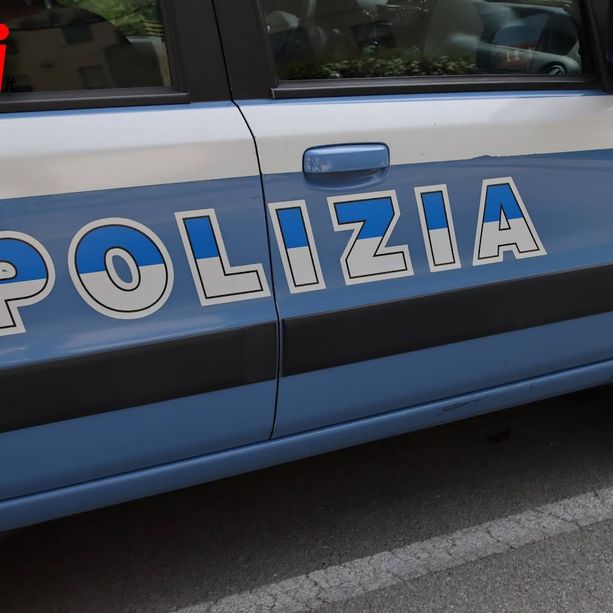 Ruba merce in un supermercato e insulta addetti alla sicurezza e poliziotti: arrestato