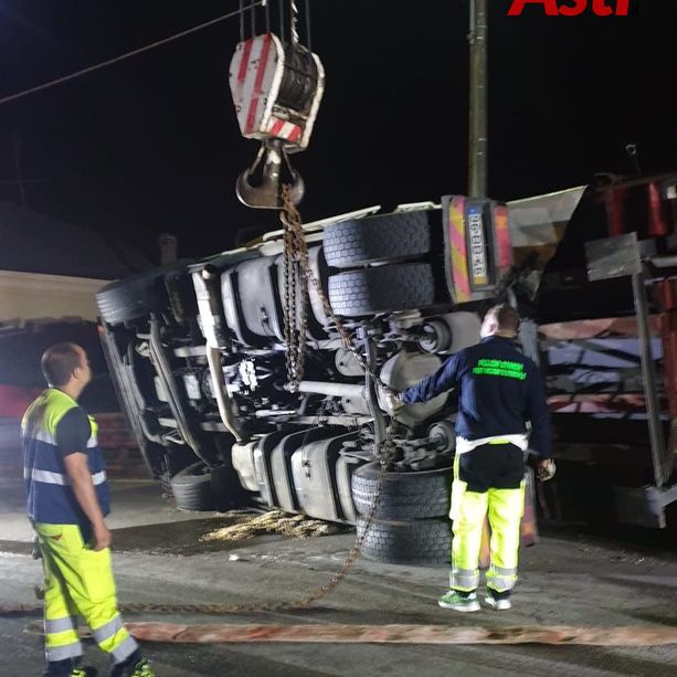 Isola d'Asti: camion si ribalta nella notte e perde parte del carico (FOTO)