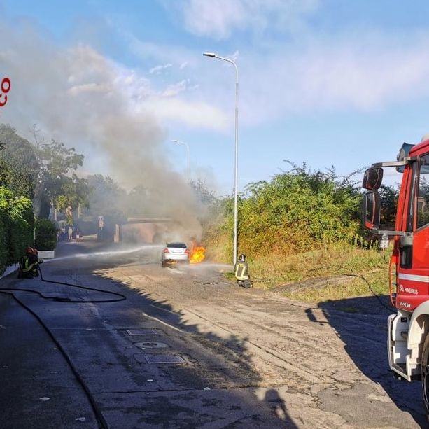 Intervento dei vigili del fuoco per un auto a GPL in fiamme in zona Lungo Tanaro