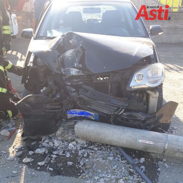 Castell'Alfero: scontro tra due auto. Urtato anche un palo dell'Enel (FOTO)