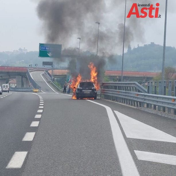 Asti: auto in fiamme in tangenziale. Sul posto i vigili del fuoco