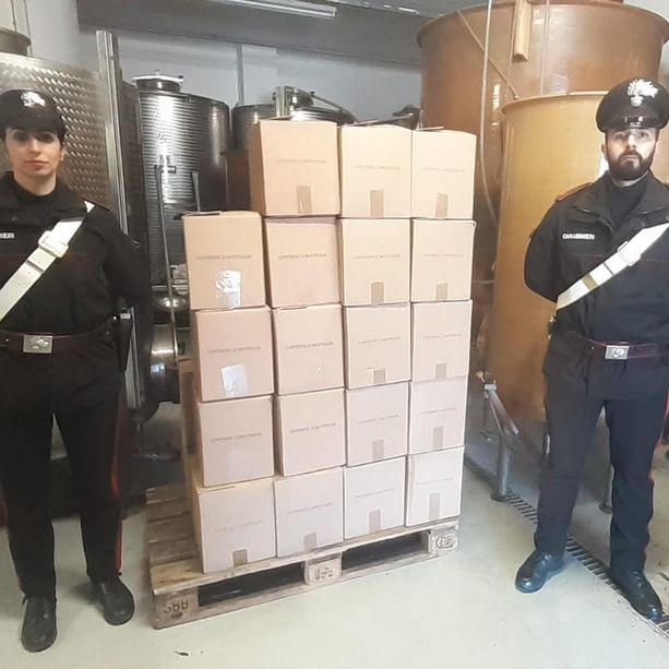 Truffa del vino: i carabinieri di Canelli arrestano due coniugi del Torinese