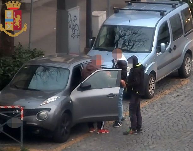 Spacciava droga davanti alle scuole: la Polizia smantella smercio di cocaina e arresta quattro persone (FOTO E VIDEO)
