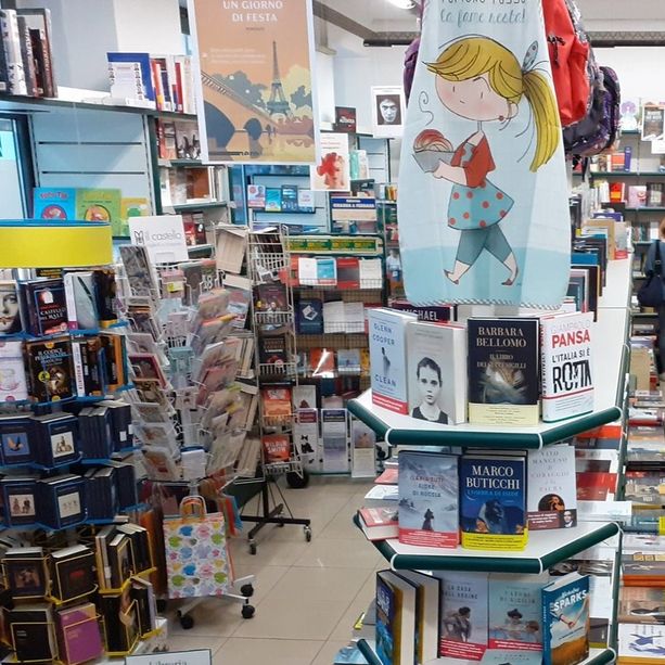 Ruba uno zaino alla libreria Alberi d'acqua di Asti. Ripresa dalle telecamere [VIDEO]
