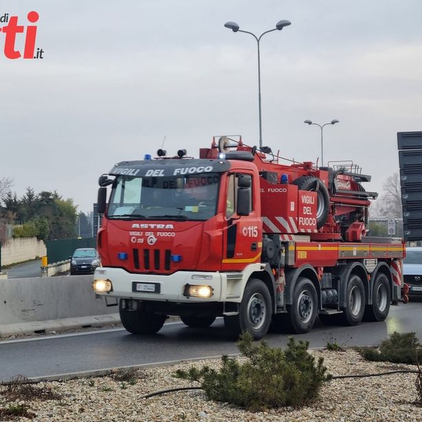 A Valleandona camion carico di legna si ribalta. Disagi per il traffico