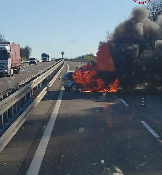 Incendia automobile sulla A21, nessuna persona coinvolta, ma pesanti disagi per il traffico