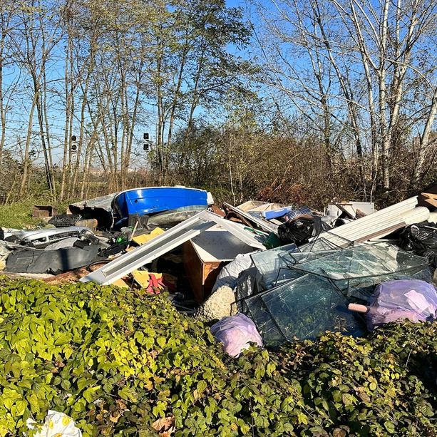 Come una barca in un bosco, ma a Santo Spirito nessuna poesia: solo una discarica abusiva