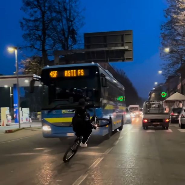 Ad Asti arriva la &quot;bike life&quot;: impennate in mezzo a traffico e sfide contromano agli autobus [VIDEO]
