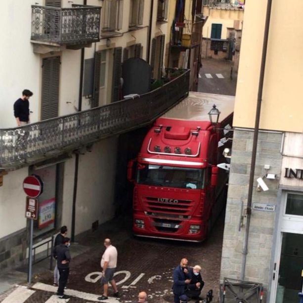 Non vede i cartelli di divieto di transito e si incastra sotto un balcone in centro a Canelli