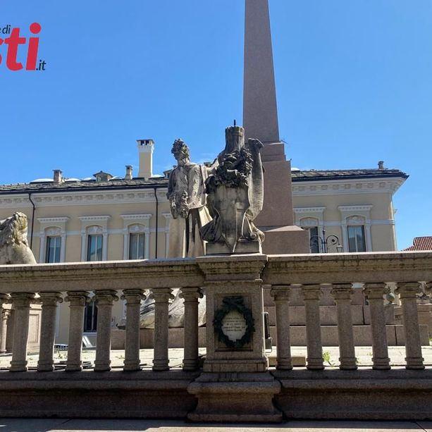 Danneggiamenti al monumento di piazza Roma: i responsabili sarebbero stati individuati dalle telecamere