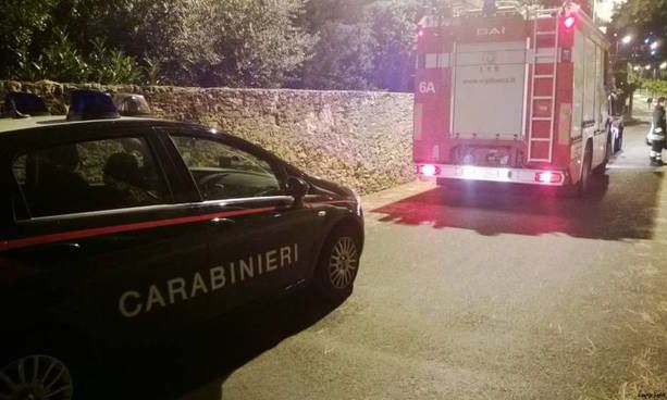 A Robella auto in corsa 'centra' la cancellata di una casa. Ferito il conducente