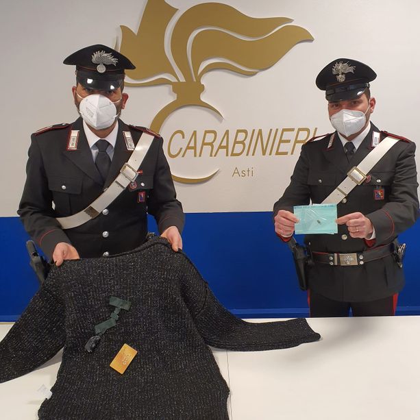 Usano la tecnologia avanzata per prendere la patente. Smascherati dai carabinieri di Asti