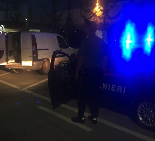 &quot;Sono il figlio di Antonio non  mi riconosci?&quot;. Così raggiravano gli anziani avvicinati nei pressi di ospedali, centri vaccinali e cimiteri. Sette arrestati [VIDEO]