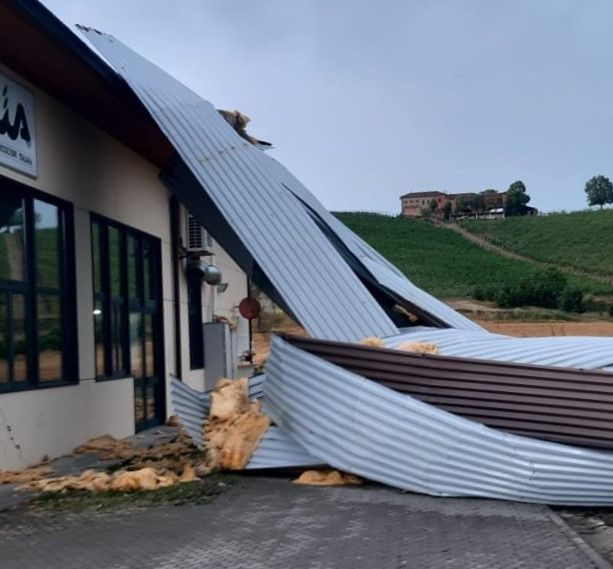 Il maltempo devasta la sede Cia all'Opessina. Vigili del fuoco al lavoro soprattutto nel Sud Astigiano [FOTO E VIDEO]