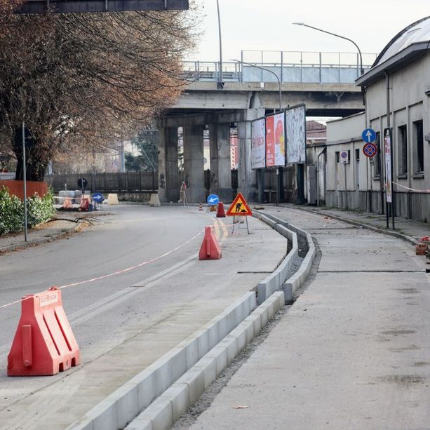Scappano dalla polizia ma vengono 'bloccati' dal cantiere in corso Gramsci