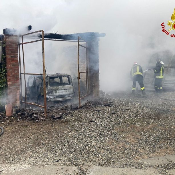 Prende fuoco rimessa della Croce Rossa a Cocconato. Sul posto i vigili del fuoco