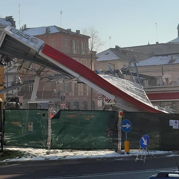Paura a Sessant: guidatore perde il controllo dell'auto e finisce contro un distributore