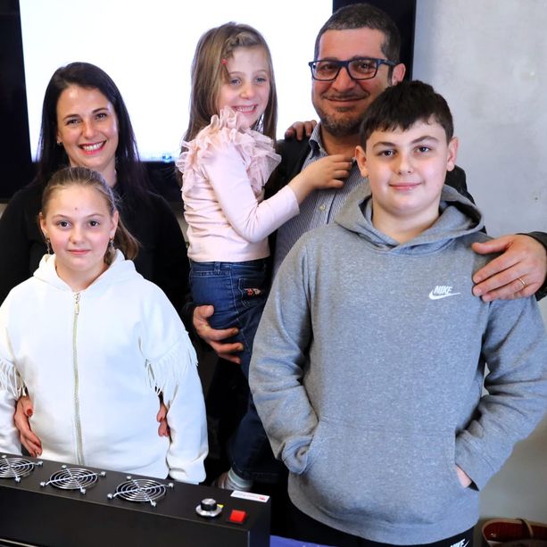 Da oggi la la piccola Agatha può 'vedere con le mani' grazie al fornetto con stampa donato da APRI Asti