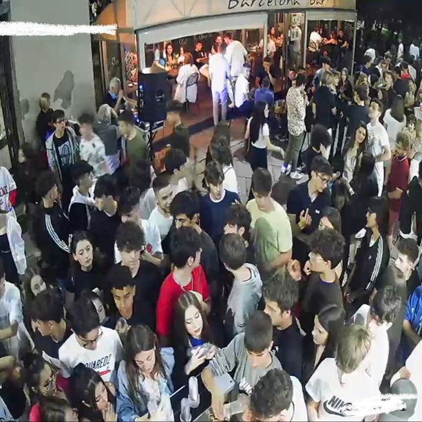 Una rissa, scoppiata per un accendino, rovina la festa per i 10 anni del Barcelona di Asti [VIDEO]