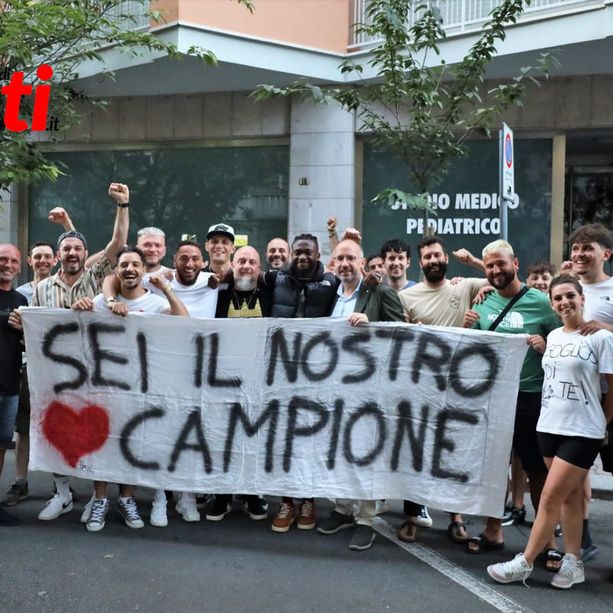 &quot;Sei il nostro campione!&quot;: Asti abbraccia Etinosa &quot;El chapo&quot; Oliha [GALLERIA FOTOGRAFICA]