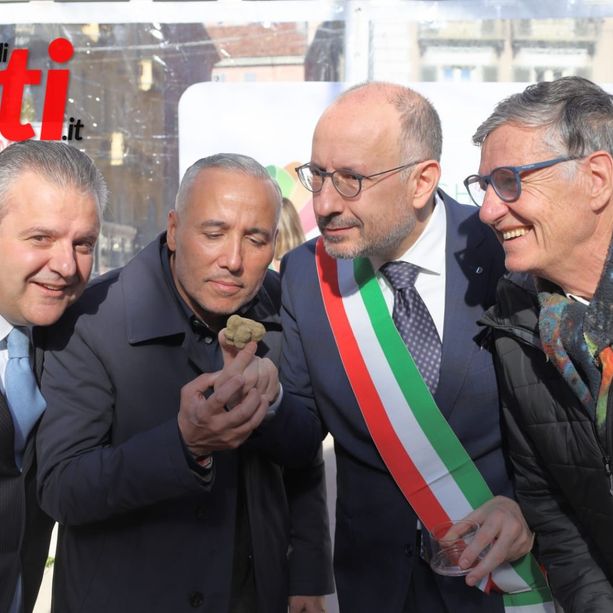Asti valorizza i &quot;Gioielli del Territorio&quot;: inaugurata in piazza San Secondo la Fiera del Tartufo [FOTO]