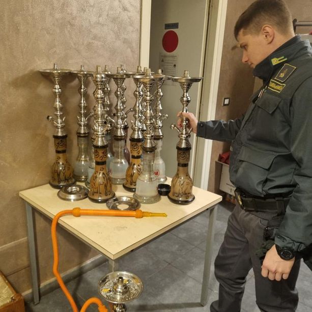 La Guardia di Finanza di Asti sequestra 9 kg di melassa per narghilè in due locali