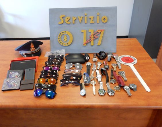 La Finanza sequestra 31 orologi contraffatti al mercatino dell'antiquariato di piazza Alfieri