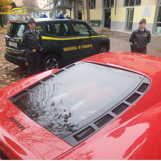 Operazione Cavallino: la Guardia di finanza di Asti sequestra falsa Ferrari F430