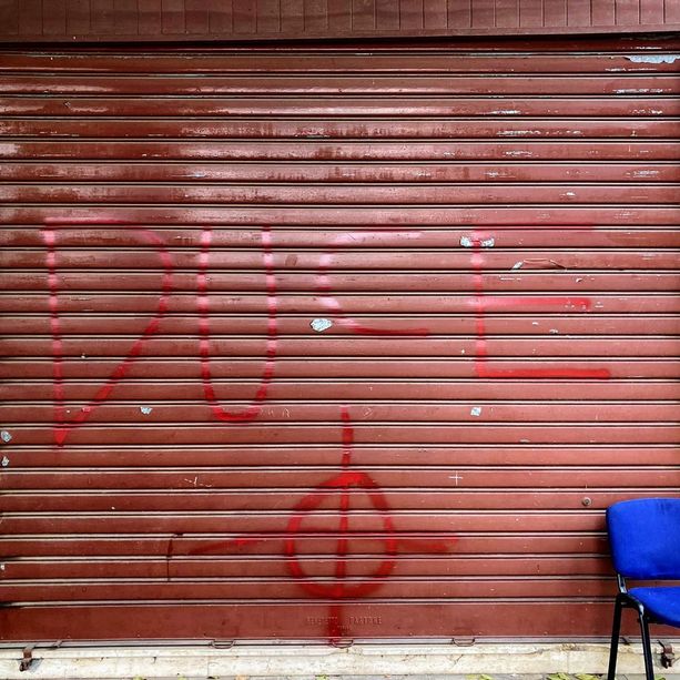Imbrattata con scritte inneggianti a Mussolini e Hitler la sede del Coordinamento Asti Est [FOTO]