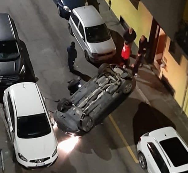 Asti, auto si ribalta in via Duca d’Aosta