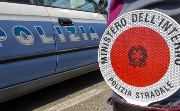 Guida autobus, con alunni di La Spezia, con patente scaduta e senza assicurazione, fermato dalla Stradale di Asti