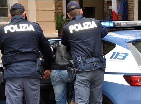 Spacciatore tunisino arrestato dalla Polizia: aveva addosso dosi di eroina e metadone