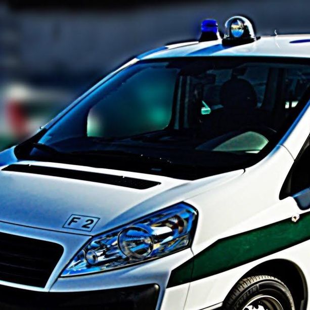 Tampona una Punto con un furgone e fugge a piedi senza prestare soccorso. Indaga la polizia locale