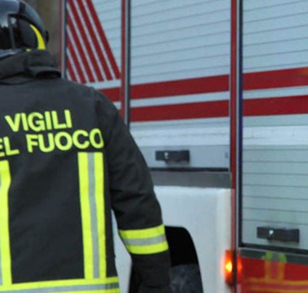 Incendio di rifiuti in via Guerra: più di un'ora per domare le fiamme