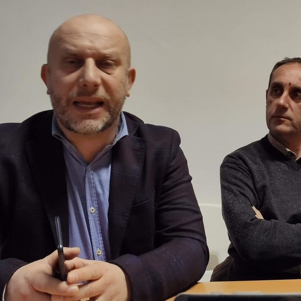 &quot;Si comportano come scimmie ammaestrate&quot;: il commento del consigliere Spata (M5S) fa infuriare la maggioranza