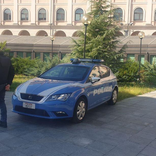 Camminava in tangenziale, ad Asti, scalzo e armato di bastone. Arrestato dalla Polizia