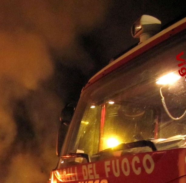 Un boiler esplode, i Vigili del fuoco costretti ad intervenire nella palazzina sgomberata di corso Casale