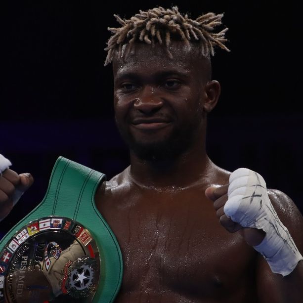 Notte di grande boxe ad Asti, El Chapo Etinosa nuovo campione italiano dei pesi medi