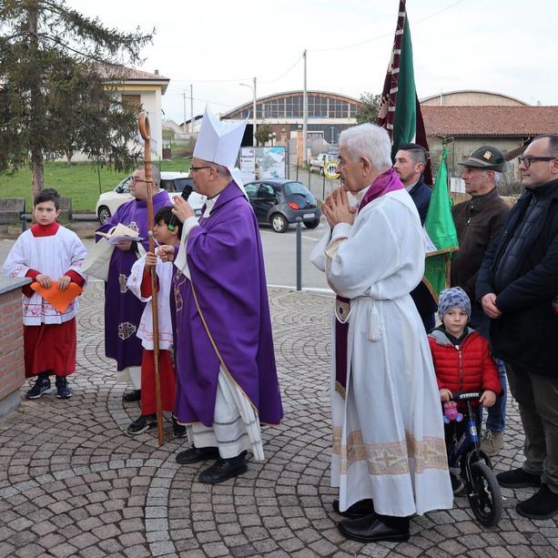 Inaugurata una targa dedicata a Papa Francesco e benedetta dal vescovo Marco Prastaro (FOTO)