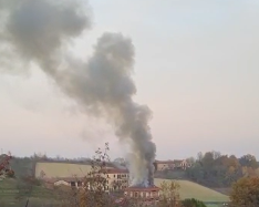 A fuoco il tetto di una casa in località Cappuccini, i Vigili del fuoco evitano il peggio