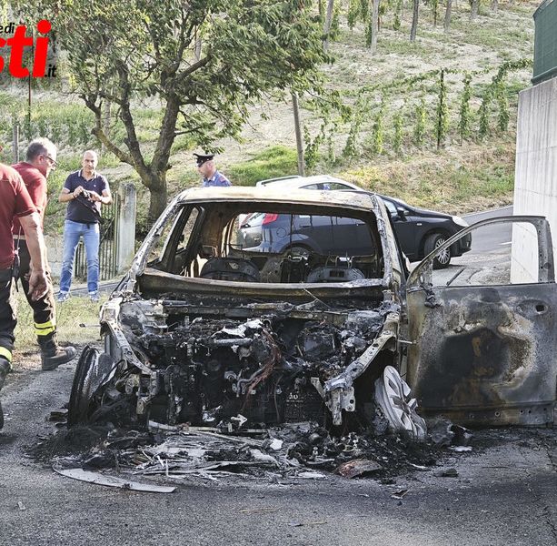 È residente a Nizza Monferrato l'uomo di 39 anni che oggi ha dato fuoco alla sua auto a Canelli
