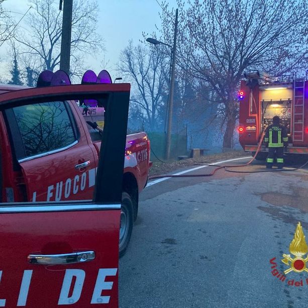 Gli incendi 'infiammano' le notti astigiane. Nuovo incendio rifiuti in via Guerra. Brucia un bosco a San Grato