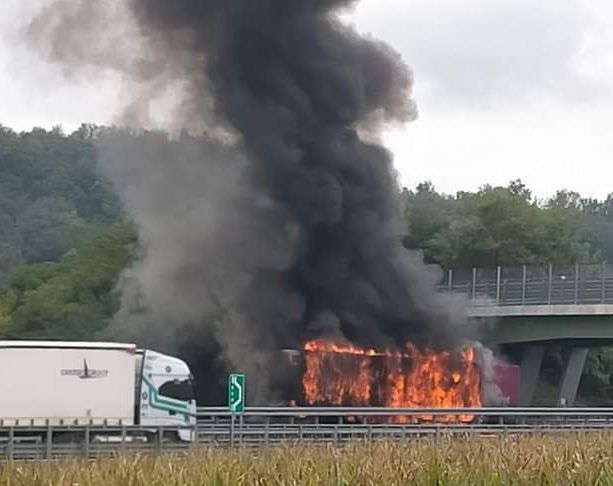 A fuoco un tir che trasportava frutta sull'A21 nei pressi di Baldichieri: autostrada chiusa