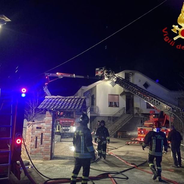 Ennesimo incendio a San Marzanotto. Prende fuoco il tetto di un'abitazione