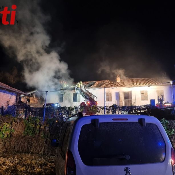 Casa in fiamme a Revigliasco in frazione Rivoira. Cinque mezzi dei vigili del fuoco al lavoro